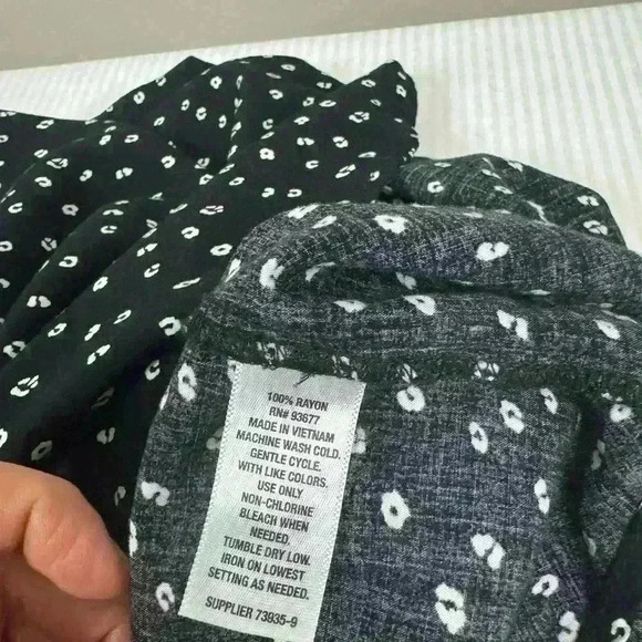 🔥 Black blouse with white floral dots size medium? - Picture 4 of 10